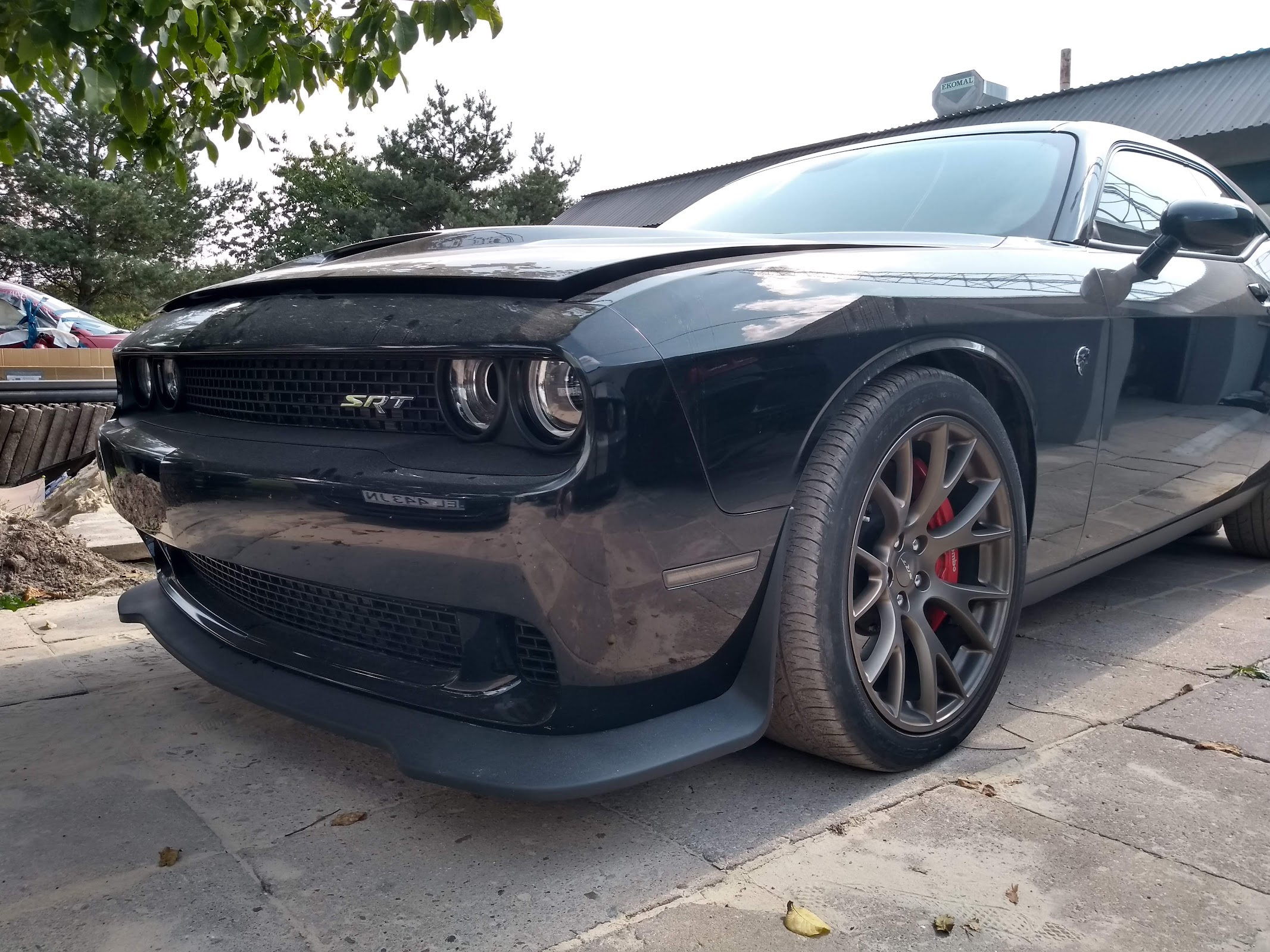Czarny Dodge Challenger SRT przed warsztatem blacharsko lakierniczym