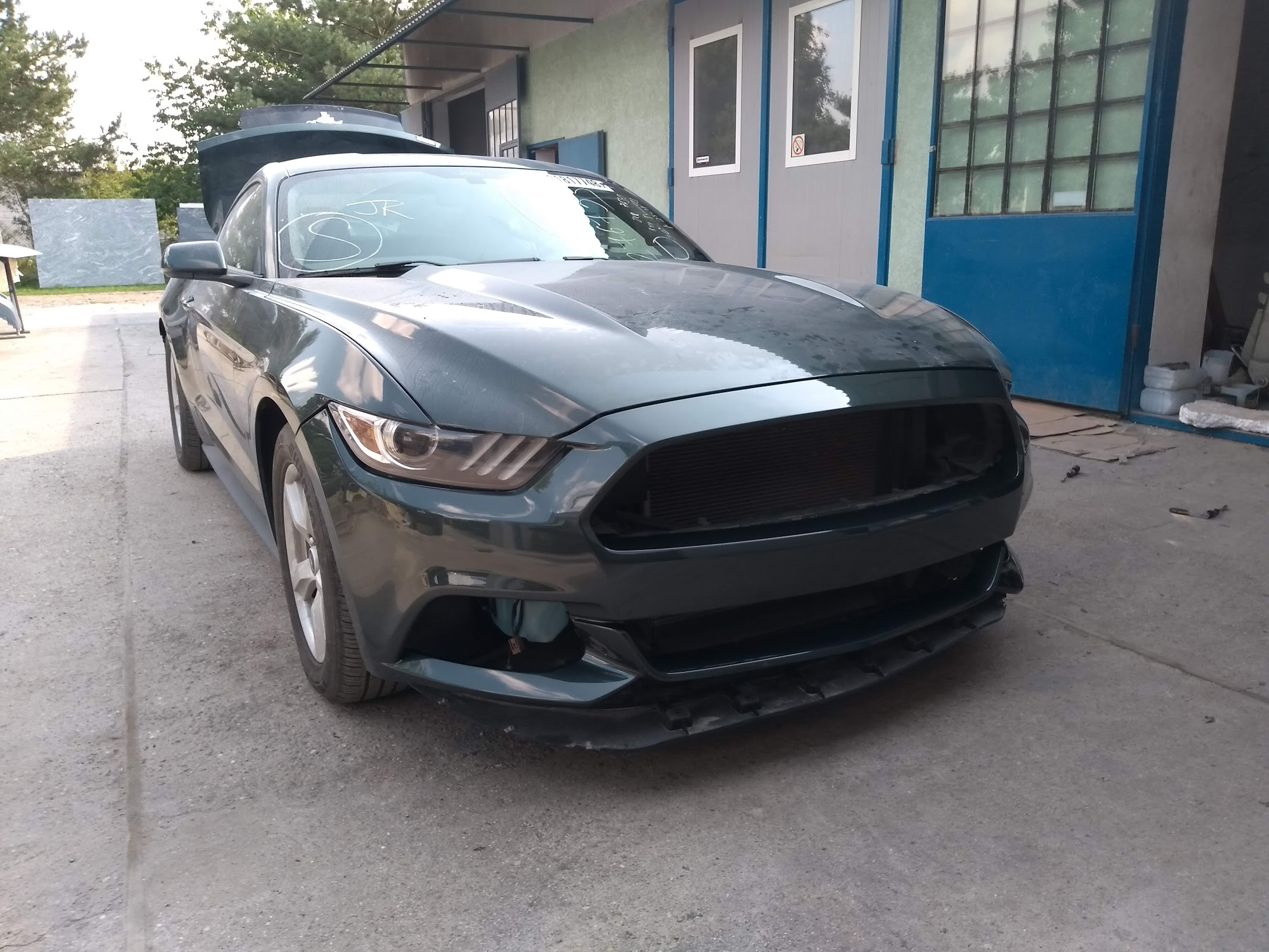 Ford Mustang w trakcie naprawy przedniej części nadwozia