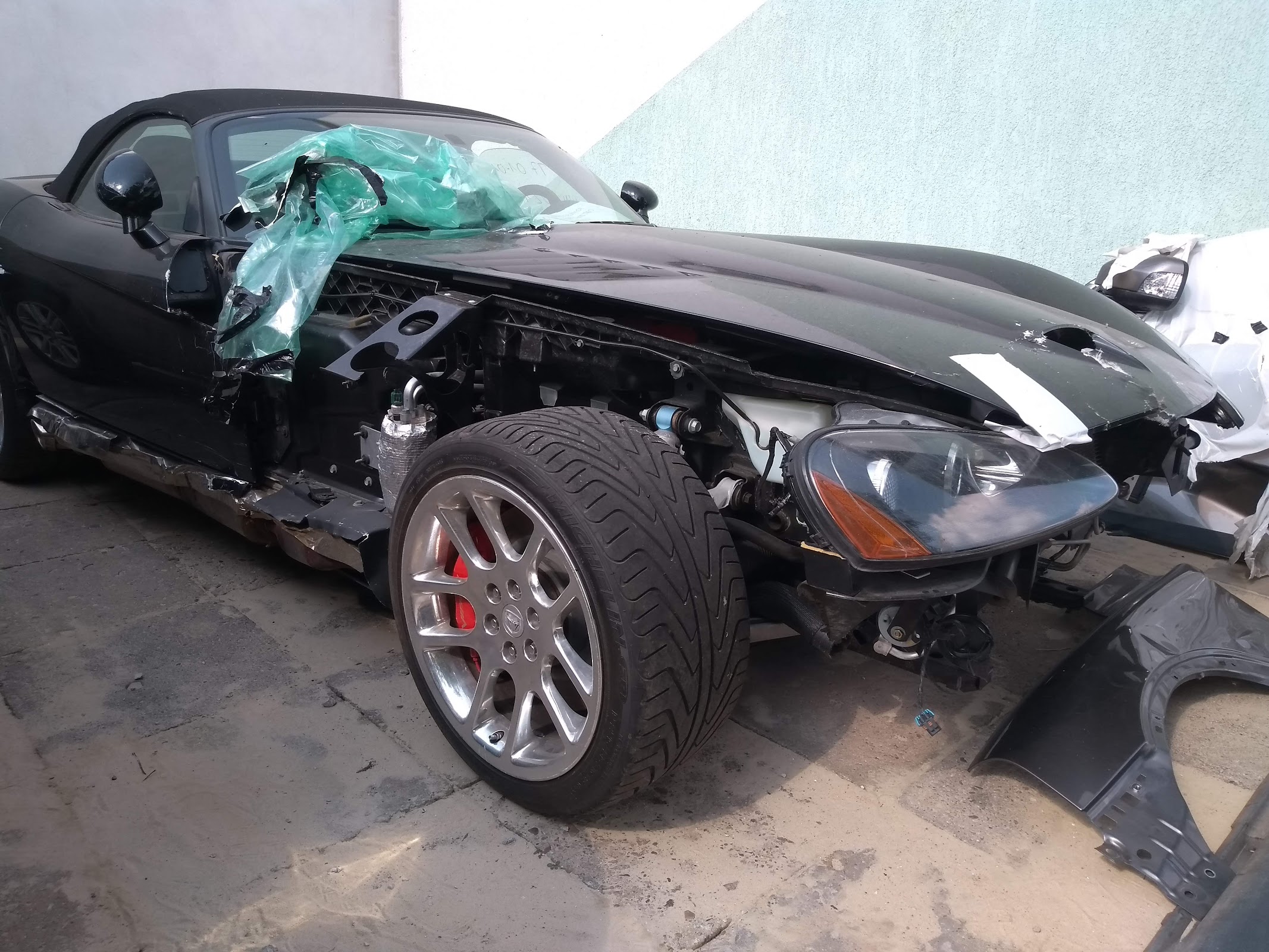 Auto sportowe w trakcie naprawy powypadkowej z rozebranym przodem
