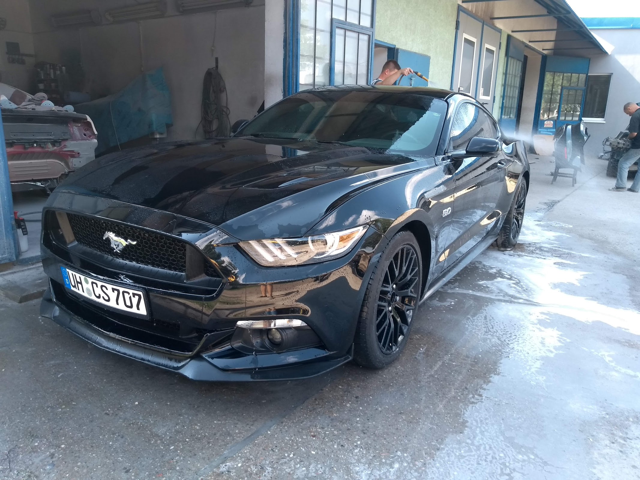 Czarny Ford Mustang w hali lakierniczej warsztatu Adicar